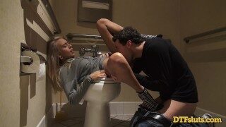 Sexo Gratis – La zorra adolescente Janice Griffith chupa la polla y folla en el backstage sexo sin guión – Babosas Sexo