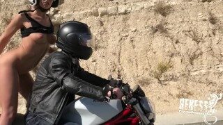 Sexo Gratis – Motociclista sexy follando con un consolador mientras monta en bicicleta – Babosas Sexo